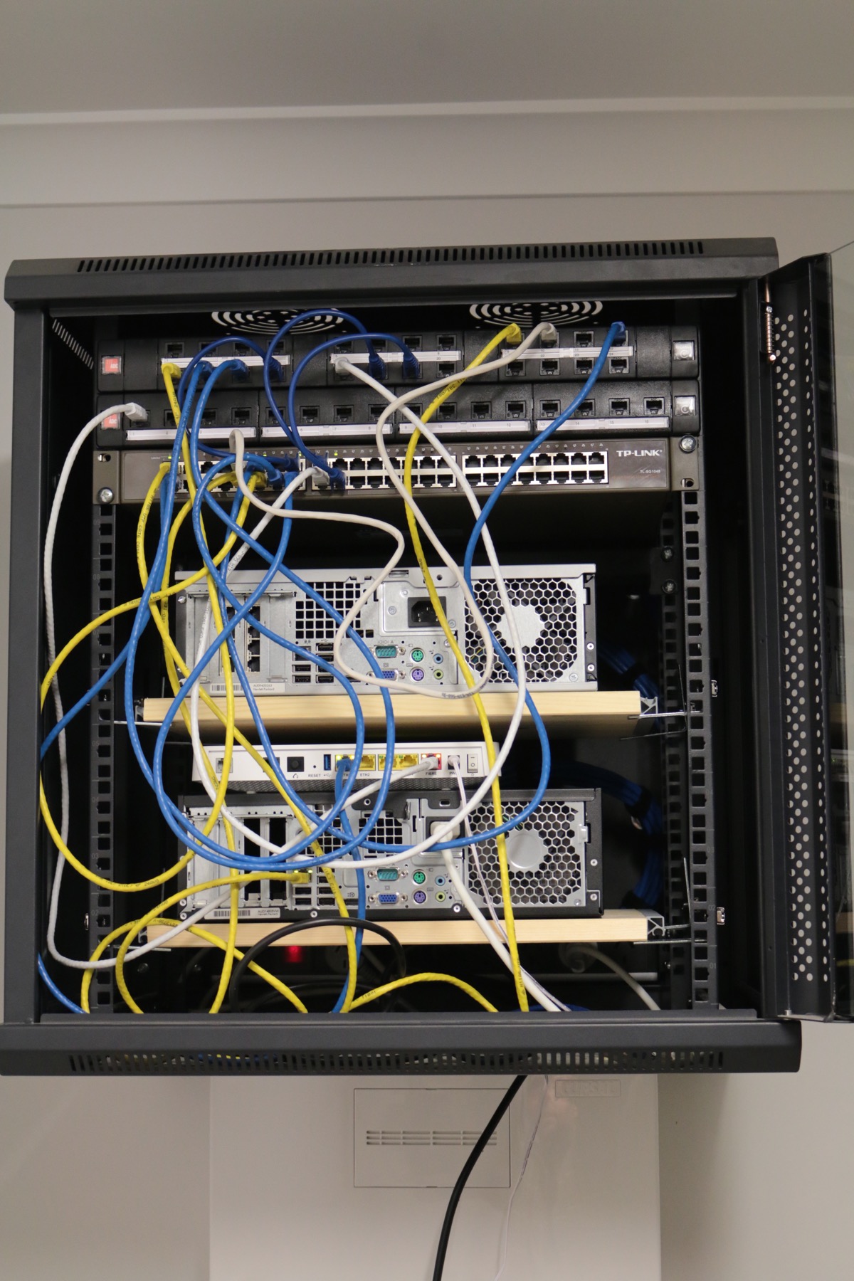 This is the inside of a double Ethernet socket, it looks like the two  sockets have wires linking the sockets together, is this the correct way to  wire them ? : r/HomeNetworking